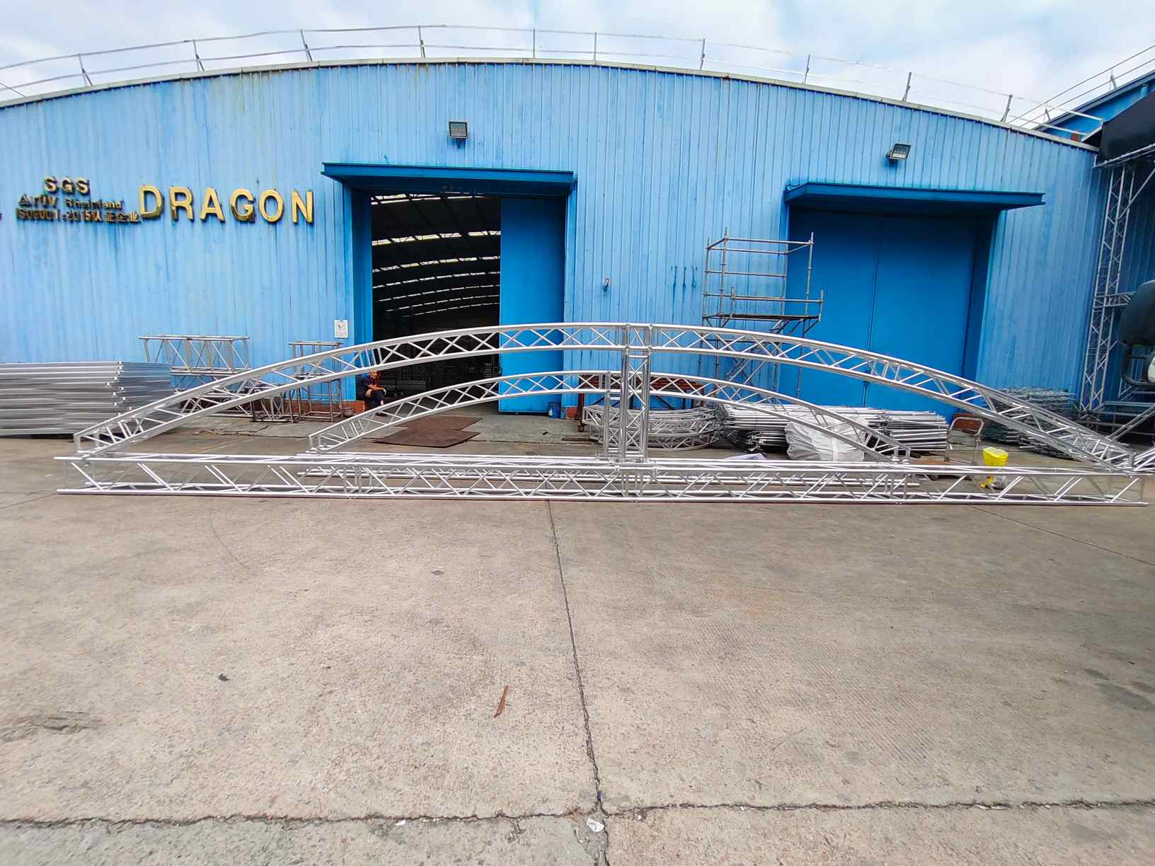 Custom Curved Arch Truss Systems for Global Concerts and Performances
